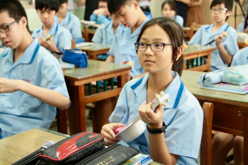 五常國中學生拿著自製木琴有成就感 中央社