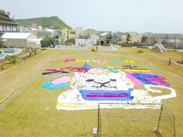 Used Clothing Is Laid Out In A Cat Pattern On Hujing Elementary School’s Sports Field On Penghu County’s Hujing Island On Thursday Last Week.